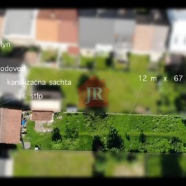 PREDANÝ: Pekný užší pozemok s kompletnými sieťami v zastavanej časti obce Teplička nad Váhom | 765 m2
